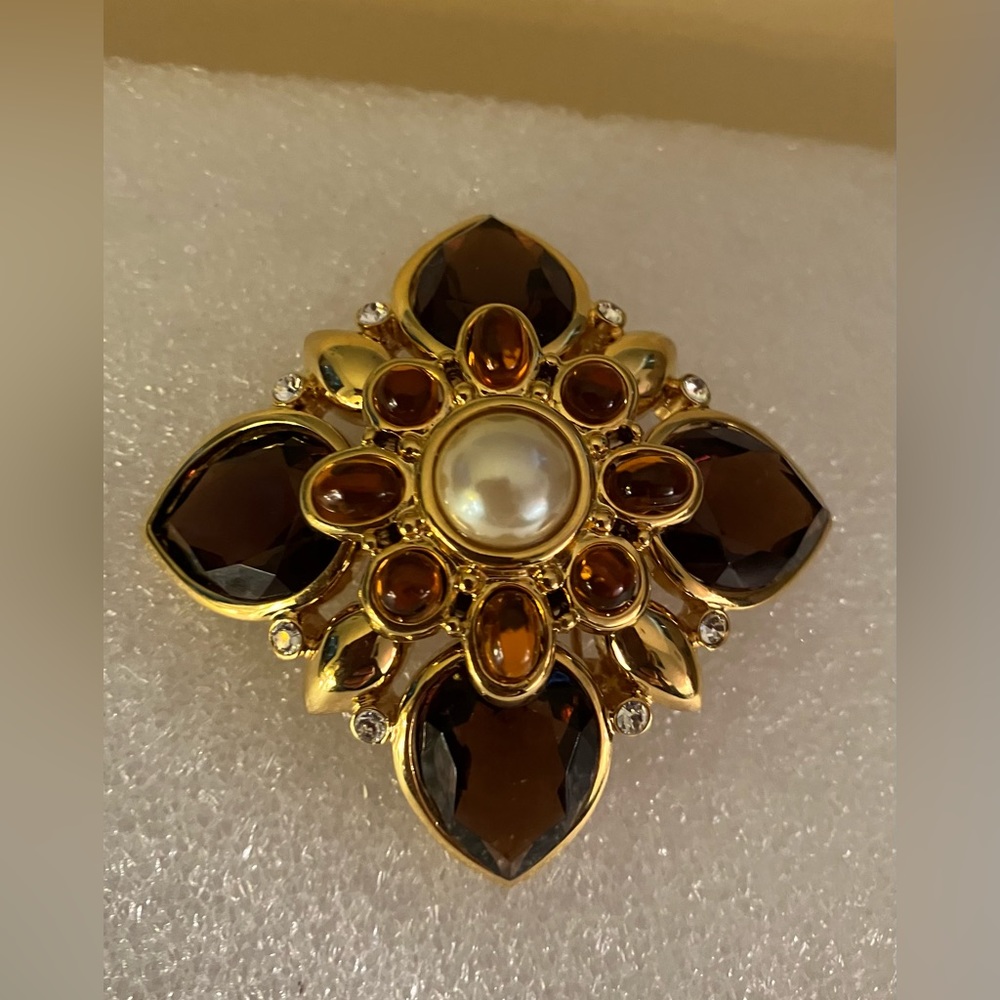 VTG Joan Rivers gold tone with amber colored stones & rhinestones brooch